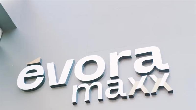 Letreiro Évora Maxx na parede da loja conceito em Moema