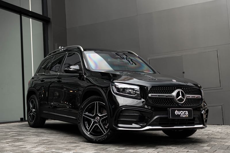 Mercedes-Benz GLB 220 preta em frente à loja conceito Évora Maxx, com Kit Advanced