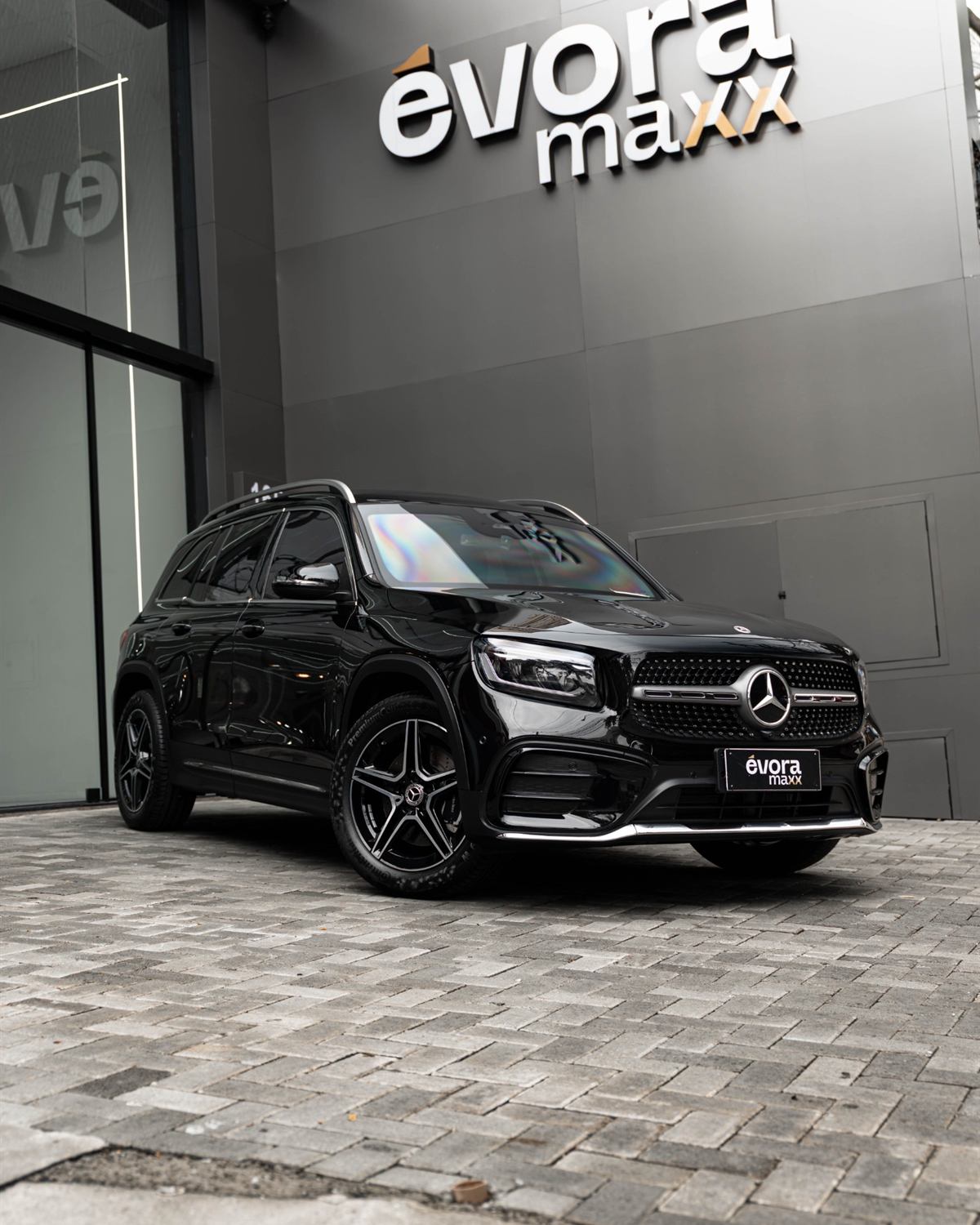 Mercedes-Benz GLB 220 preta em frente à loja conceito Évora Maxx