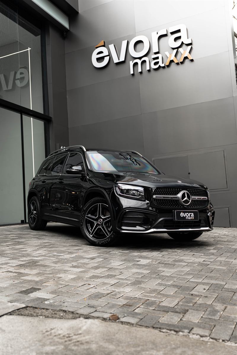 Mercedes-Benz GLB 220 preta em frente à loja conceito Évora Maxx