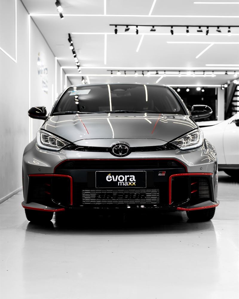 Toyota GR Yaris prata com detalhes vermelhos no estúdio da Évora Maxx