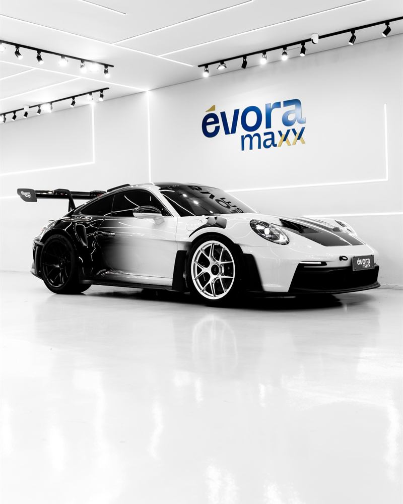 Porsche 911 GT3 RS com PPF Degradê branco e preto no estúdio da Évora Maxx