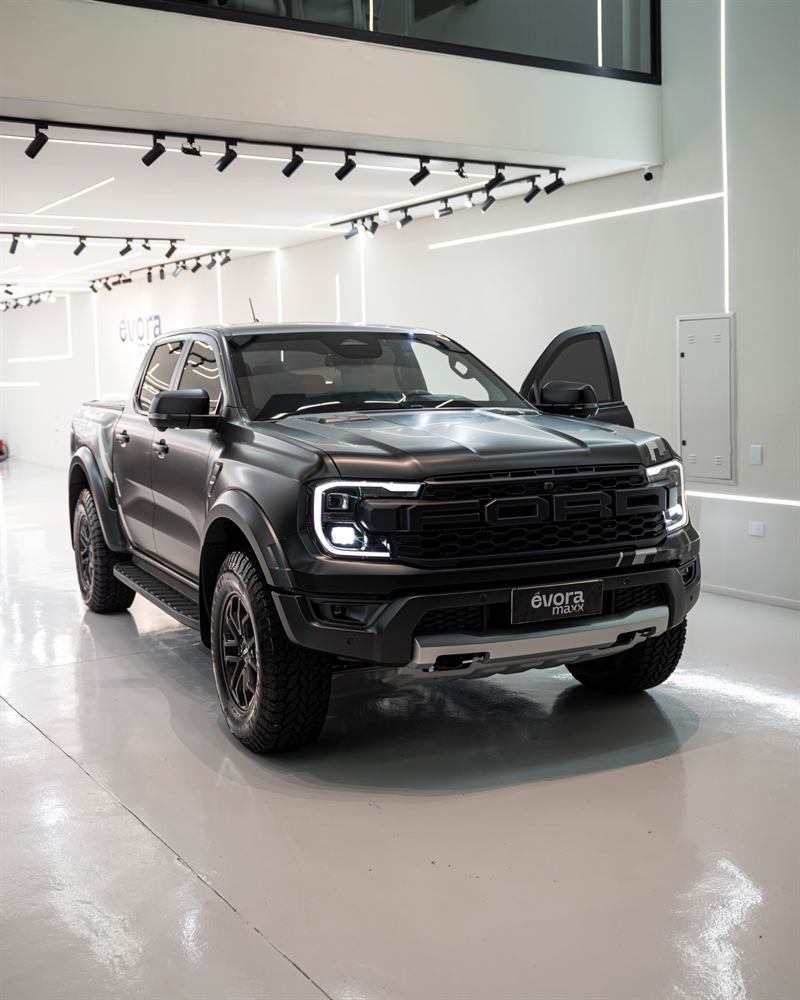 Ford Ranger Raptor com Full PPF Fosco preto no estúdio da Évora Maxx