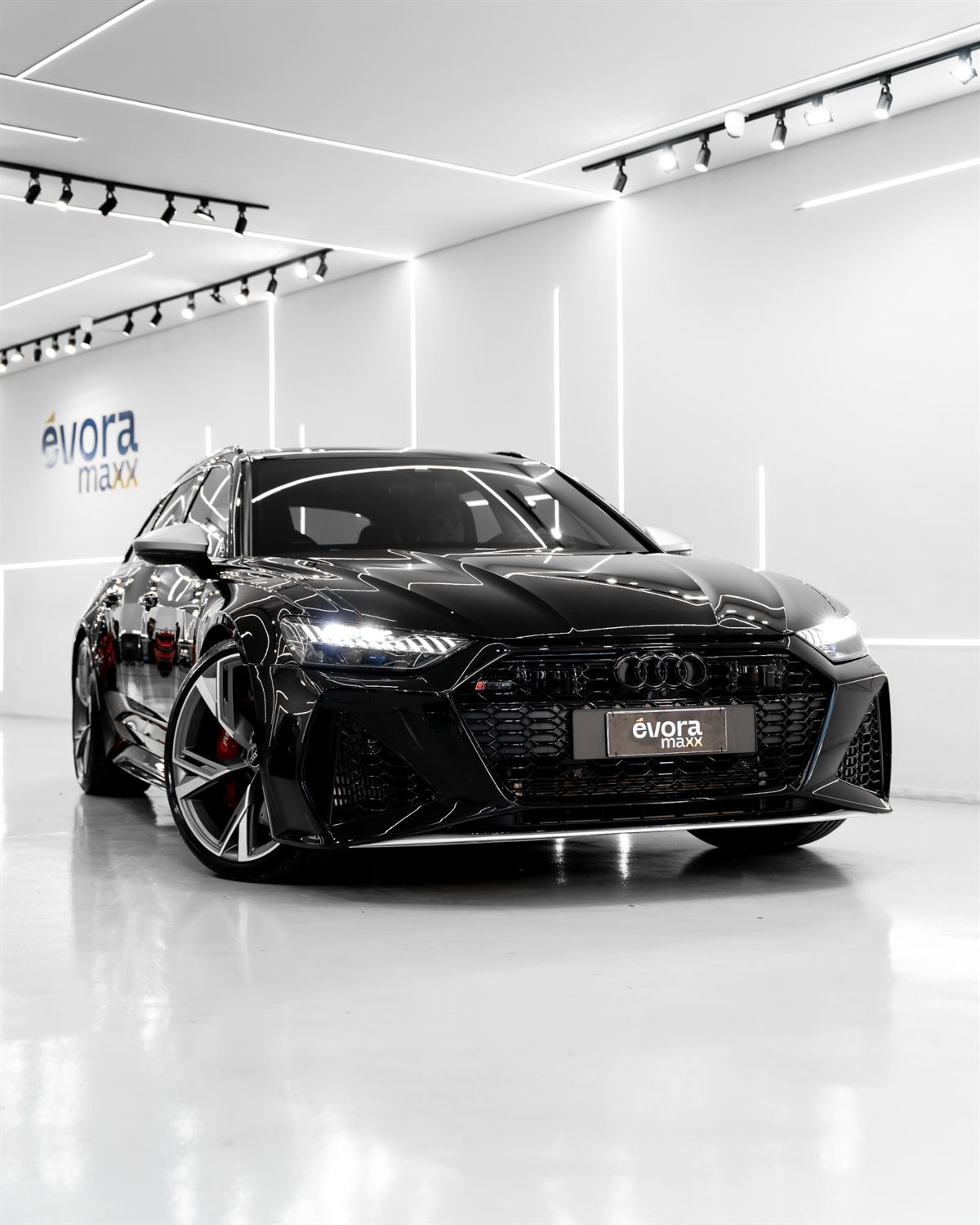 Audi RS6 Avant preta no estúdio da Évora Maxx