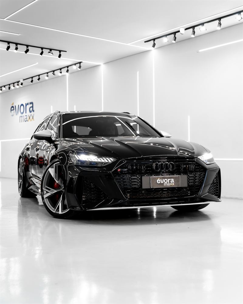 Audi RS6 Avant preta no estúdio da Évora Maxx