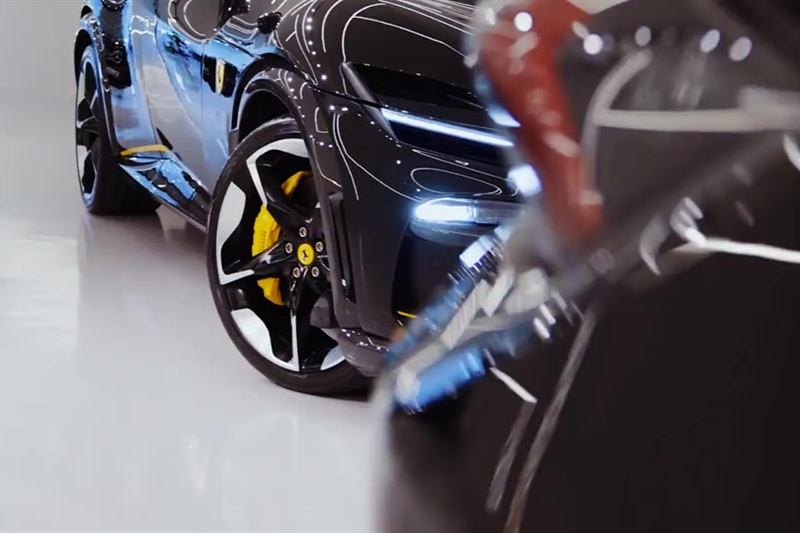 Roda dianteira de uma Ferrari Purosangue no estúdio da Évora Maxx