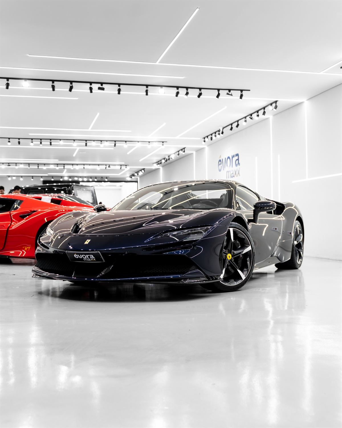Ferrari SF90 Spider na cor Blu America no estúdio da Évora Maxx