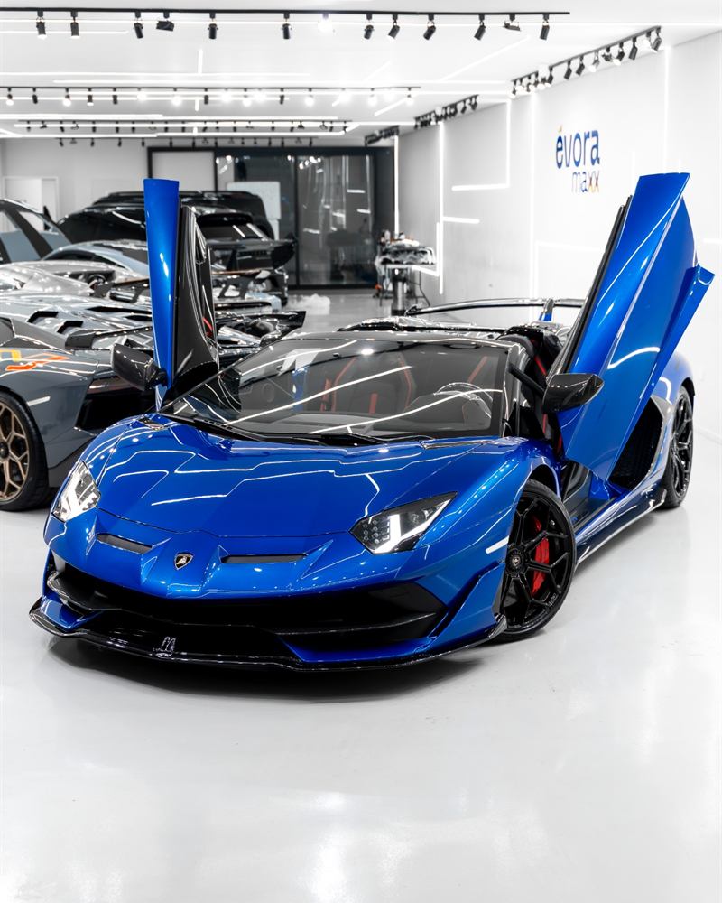 Lamborghini Aventador SVJ Roadster azul com portas abertas no estúdio da Évora Maxx