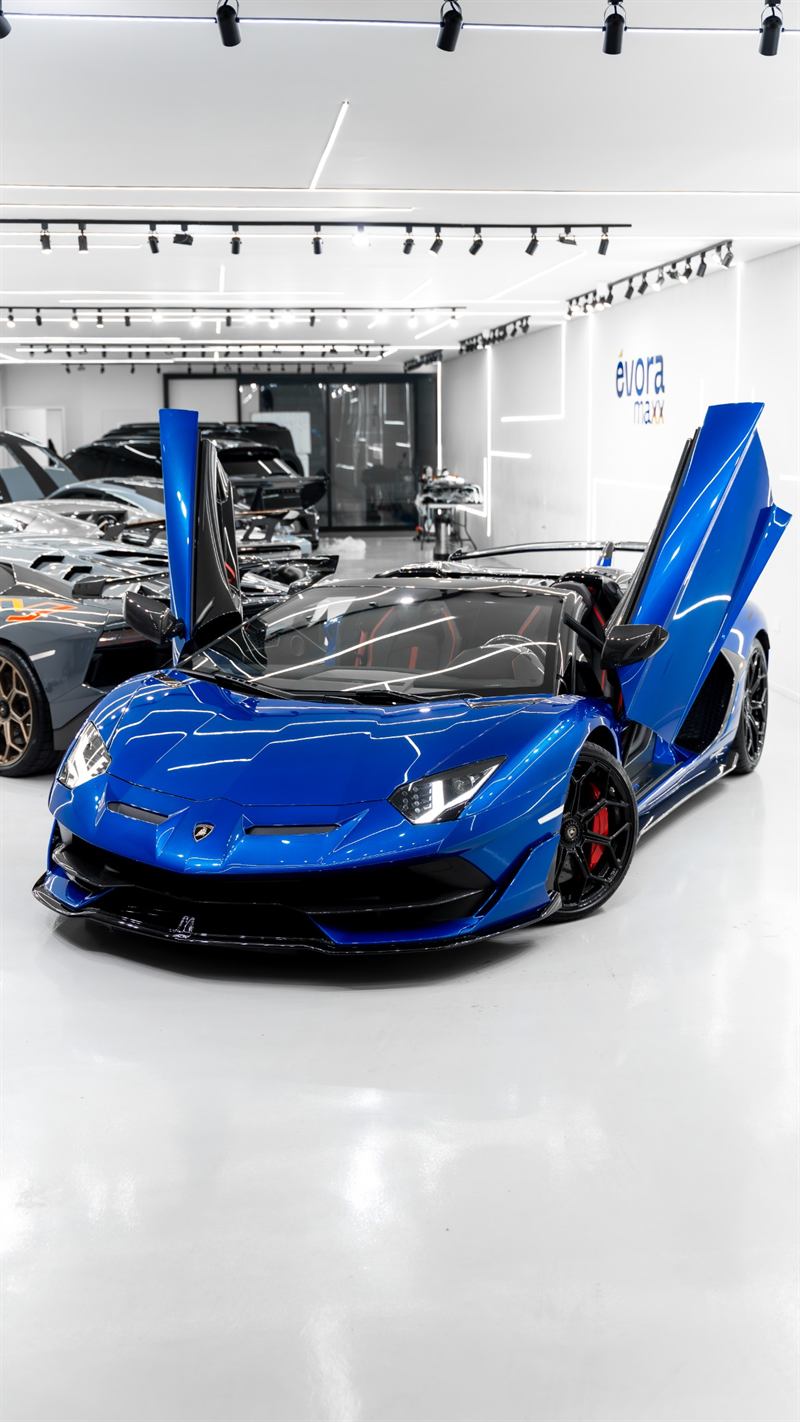 Lamborghini Aventador SVJ Roadster azul com portas abertas no estúdio da Évora Maxx
