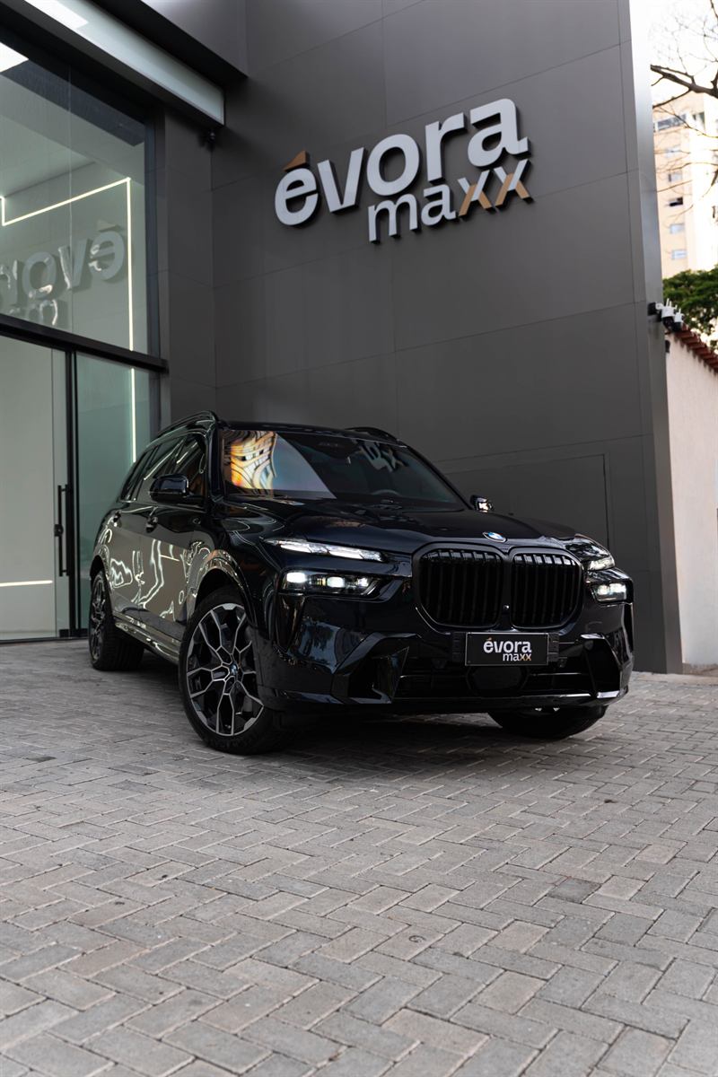 Fachada da loja conceito Évora Maxx em Moema com BMW X7 na entrada